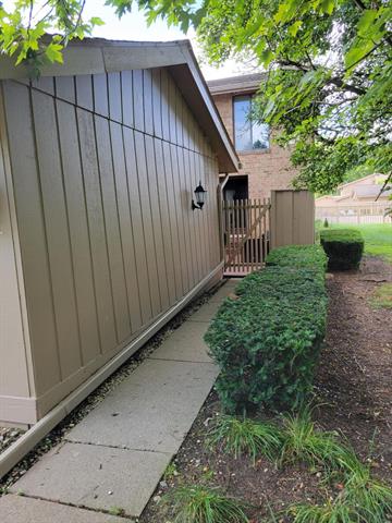 front view picture of 7411 Pebble Pointe, West Bloomfield, MI. 48322