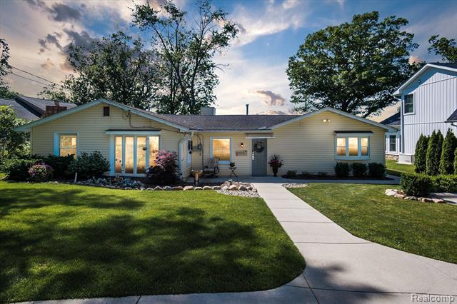 front view picture of 8986 Rushside Drive, Pinckney, MI. 48169