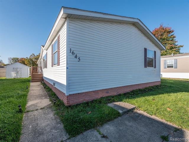 front view picture of 1645 Pinecroft Drive, Monroe, MI. 48161