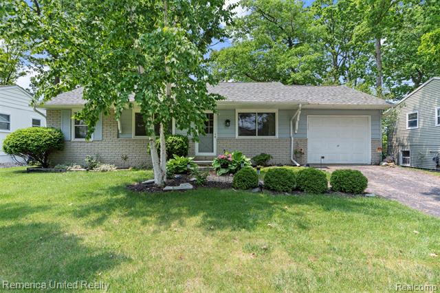 front view picture of 569 Lyon Blvd, South Lyon, MI. 48178
