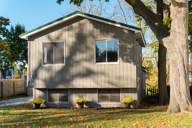 front view picture of 400 W Main Street, Durand, MI. 48429