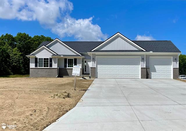 front view picture of 8225 Peninsula Cir, Grand Blanc, MI. 48439