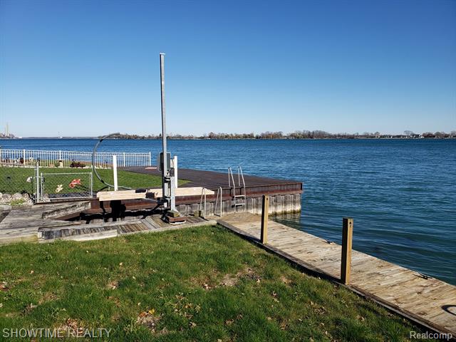 front view picture of 326 N Market St., Marine City, MI. 48039