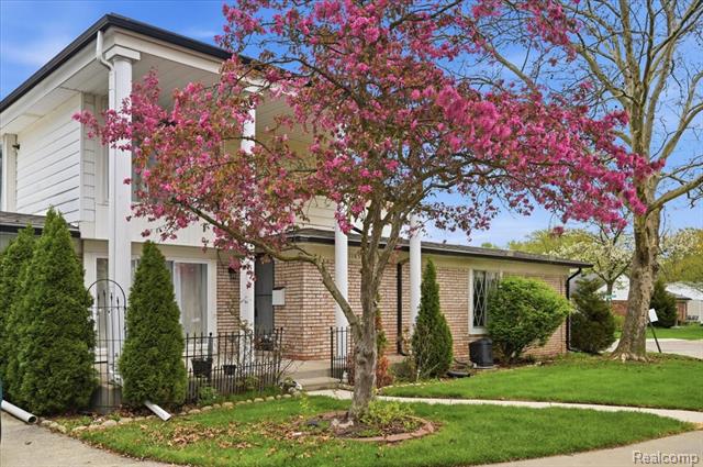 front view picture of 11852 Valley Boulevard, Warren, MI. 48093