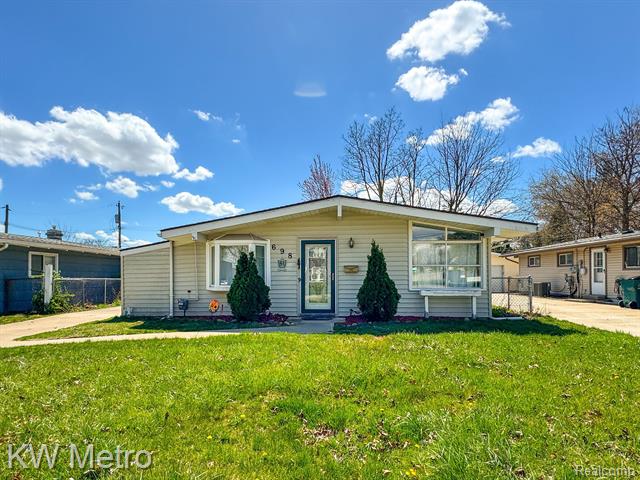front view picture of 698 Goodale Ave, Clawson, MI. 48017