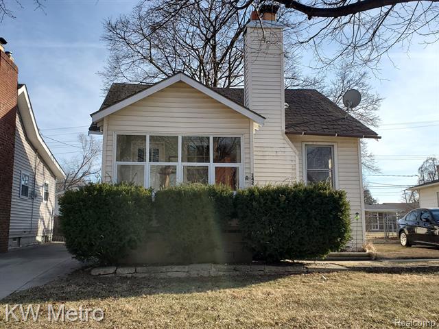 front view picture of 142 E Baker Ave, Clawson, MI. 48017
