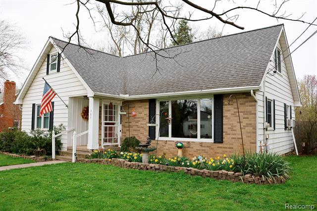 front view picture of 307 N Bridge Street, Linden, MI. 48451