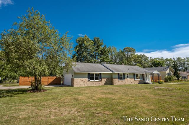 front view picture of 1829 Moulton Avenue, Muskegon, MI. 49445