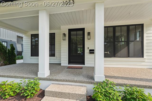 front view picture of 1053 Canterbury, Birmingham, MI. 48009