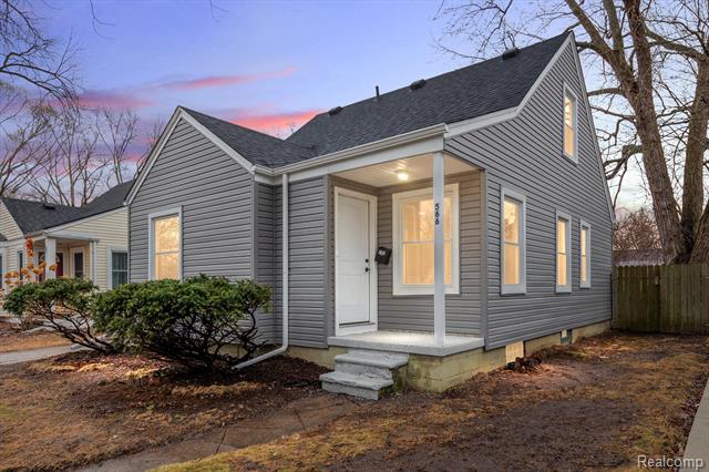 front view picture of 566 E Baker Ave, Clawson, MI. 48017