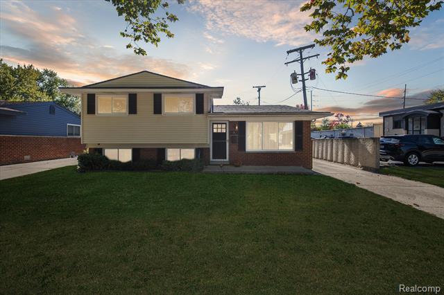 front view picture of 496 Langley Blvd, Clawson, MI. 48017
