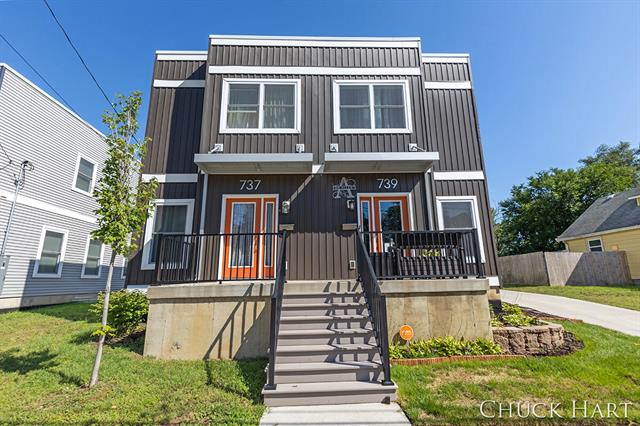 front view picture of 737 Bates Street Se, Grand Rapids, MI. 49503