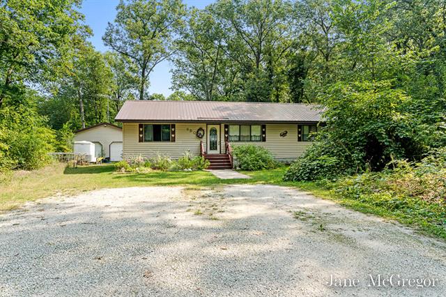 front view picture of 450 Rahn Street, Muskegon, MI. 49442