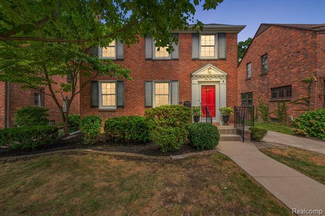 front view picture of 910 W Oakridge St, Ferndale, MI. 48220