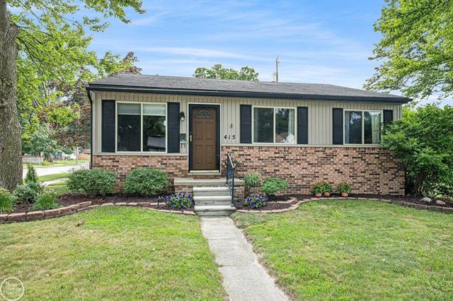 front view picture of 415 E Baker Ave, Clawson, MI. 48017