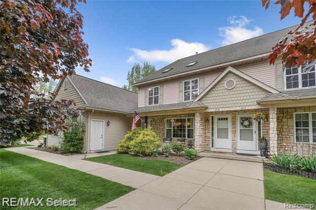front view picture of 604 Fenton Commons Lane, Fenton, MI. 48430
