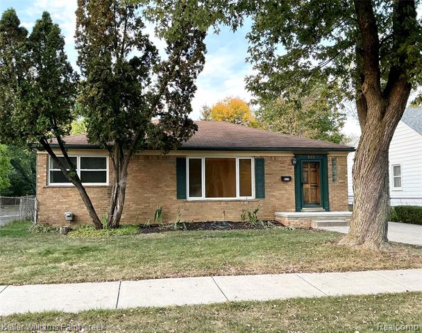 front view picture of 925 E 14 Mile Rd., Clawson, MI. 48017