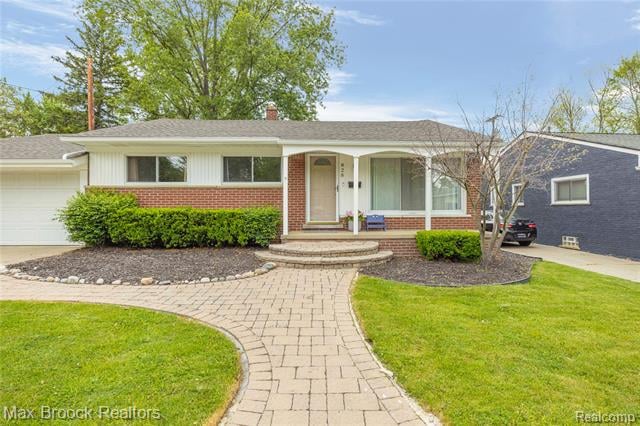 front view picture of 828 W Baker Ave, Clawson, MI. 48017