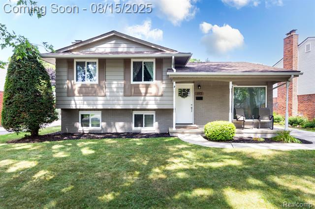 front view picture of 693 Shenandoah Dr, Clawson, MI. 48017