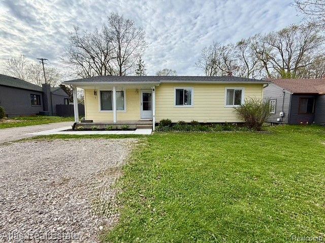 front view picture of 1010 State Road, Fenton, MI. 48430