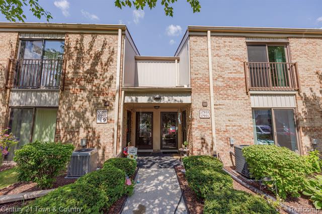 front view picture of 17903 University Park Drive, Livonia, MI. 48152