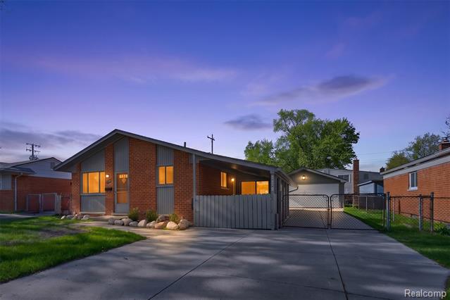 front view picture of 1118 W Elmwood Ave, Clawson, MI. 48017