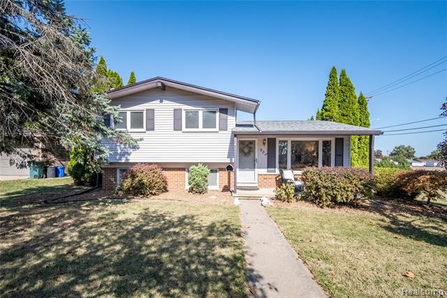 front view picture of 908 W Elmwood Ave, Clawson, MI. 48017