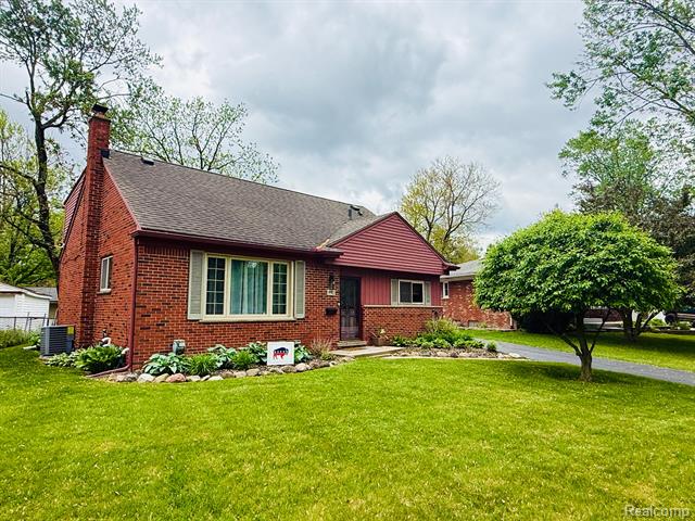 front view picture of 992 Key West Dr, Clawson, MI. 48017