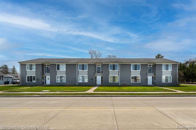 front view picture of 328 E Elmwood Ave, Clawson, MI. 48017