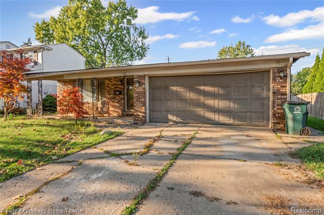 front view picture of 920 W Elmwood Ave, Clawson, MI. 48017