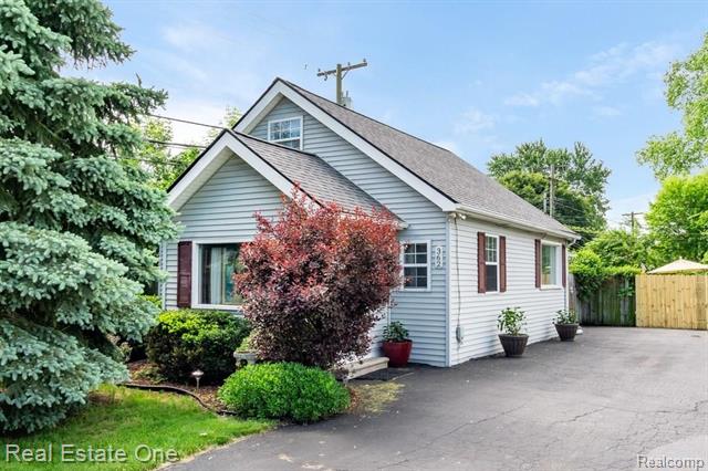 front view picture of 362 E Elmwood Ave, Clawson, MI. 48017