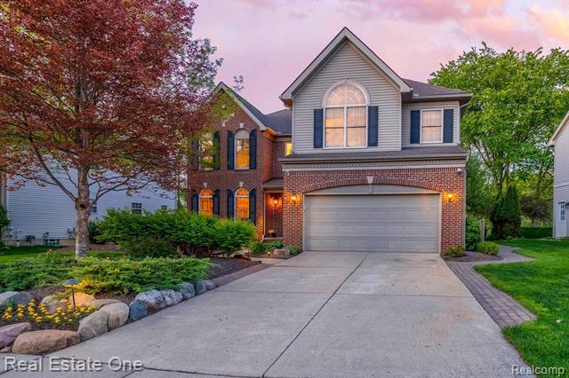 front view picture of 1090 Shetland Dr, South Lyon, MI. 48178