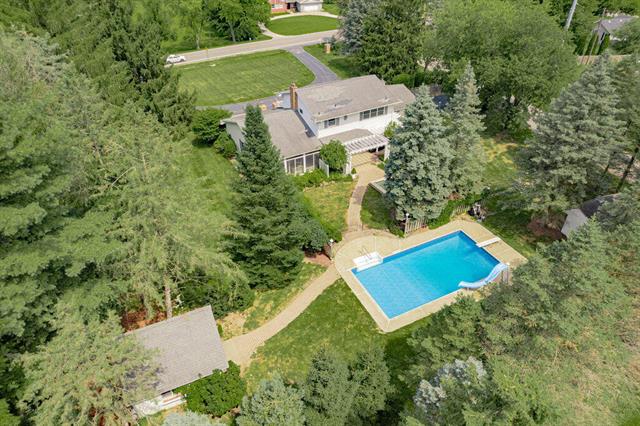 front view picture of 4882 Niles Buchanan Road, Buchanan, MI. 49107