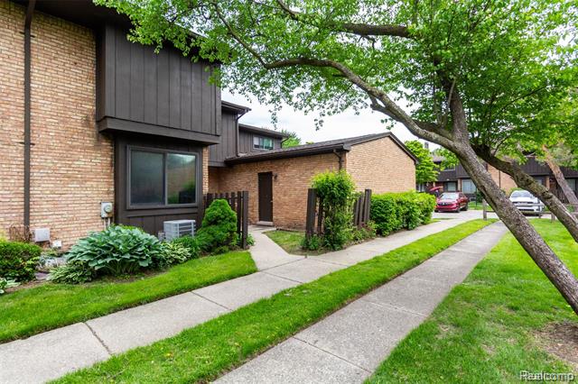 front view picture of 37331 Clubhouse, Sterling Heights, MI. 48312