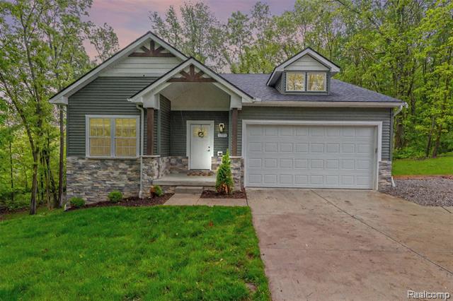 front view picture of 5733 Warren Woods Lane, Whitmore Lake, MI. 48189