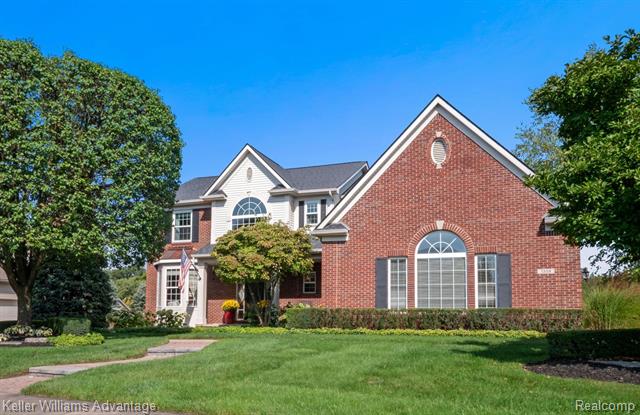 front view picture of 1359 Coach House Ln, South Lyon, MI. 48178