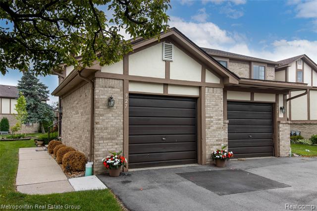front view picture of 929 Country Club Drive, Saint Clair Shores, MI. 48082