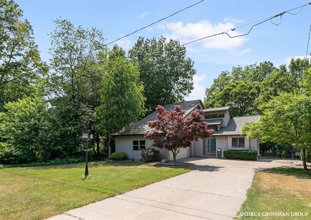 front view picture of 4343 N Lakeshore Drive, Holland, MI. 49424
