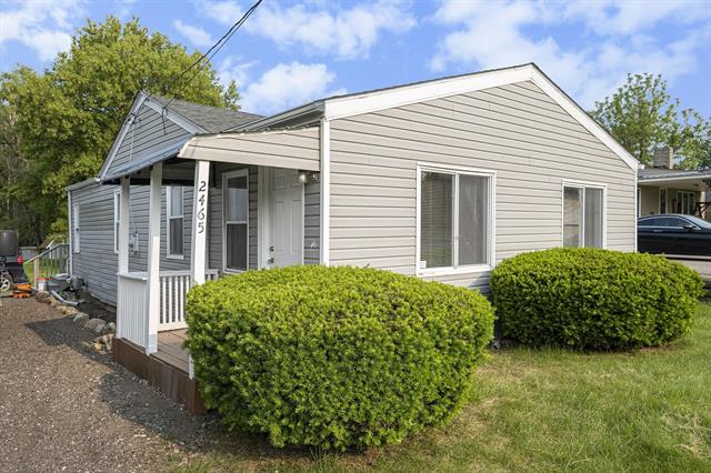 front view picture of 2465 Stockbridge St, Burton, MI. 48509