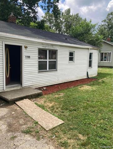 front view picture of 1180 E Yale Avenue, Flint, MI. 48505