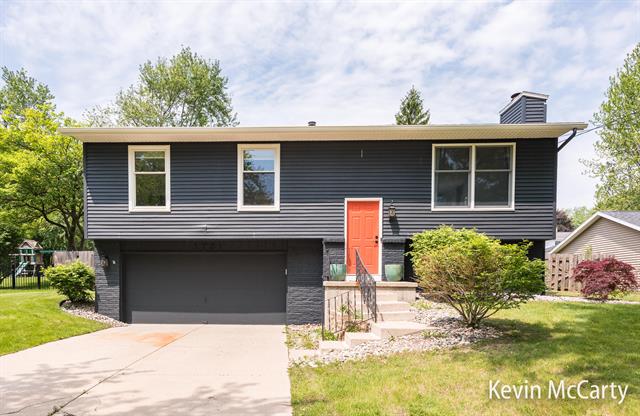 front view picture of 1731 Edgewood Avenue Se, Grand Rapids, MI. 49506