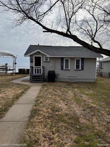 front view picture of 6366 W Houghton Lake Dr, Houghton Lake, MI. 48629