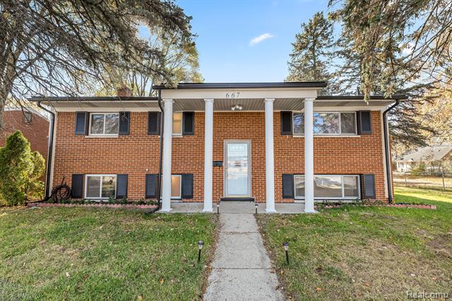front view picture of 667 Onandaga Avenue, Ypsilanti, MI. 48198