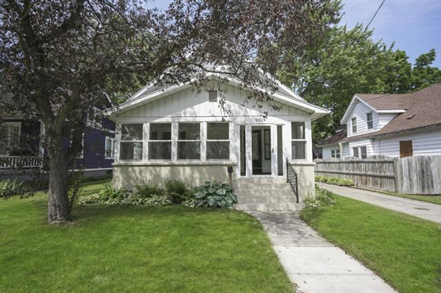 front view picture of 2519 Wyoming Avenue Sw, Wyoming, MI. 49519