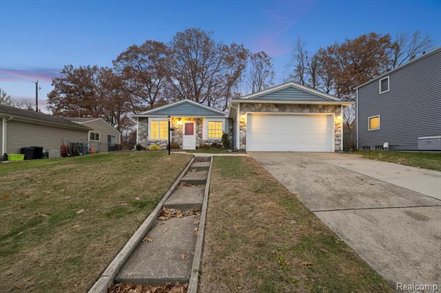 front view picture of 751 Norchester St, South Lyon, MI. 48178