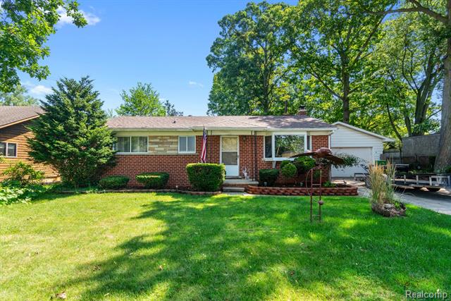 front view picture of 750 Hagadorn Ct, South Lyon, MI. 48178