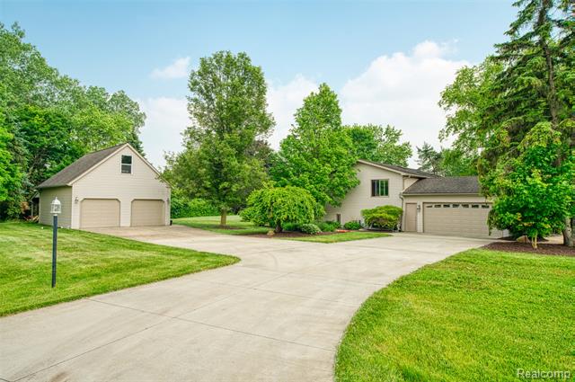 front view picture of 56901 Appaloosa Ln, South Lyon, MI. 48178