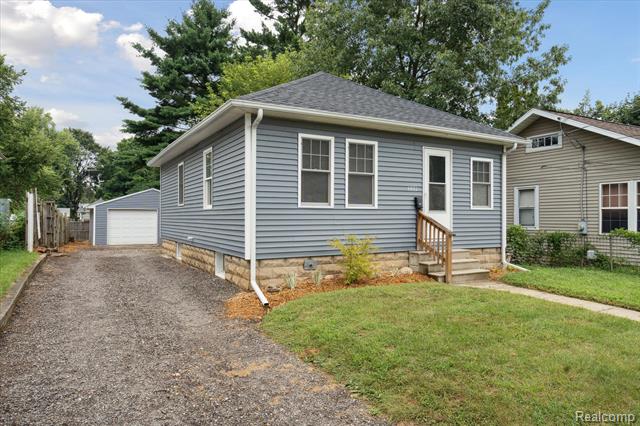 front view picture of 332 Hillside Avenue, Jackson, MI. 49203