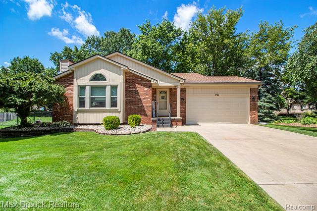 front view picture of 761 Stoney Dr, South Lyon, MI. 48178