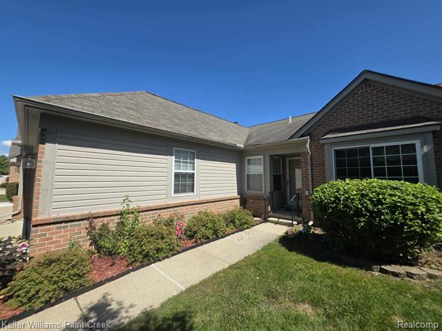 front view picture of 34341 Manor Run Cir, Sterling Heights, MI. 48312